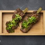 215. Oksekød Med Forårsløg Og Sort Peber Sauce